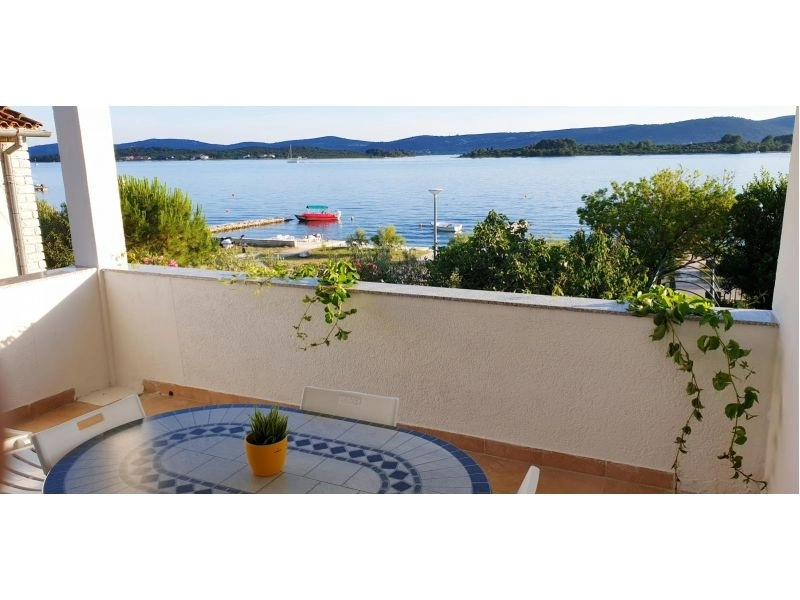 Apartman Mare - prvi red uz more - Biograd